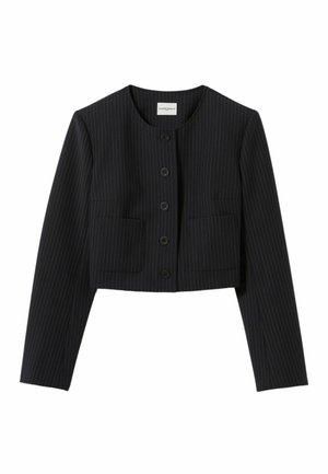 Chaqueta corta de rayas negras con mangas largas, escote redondo, seis botones en la parte delantera y dos bolsillos delanteros.