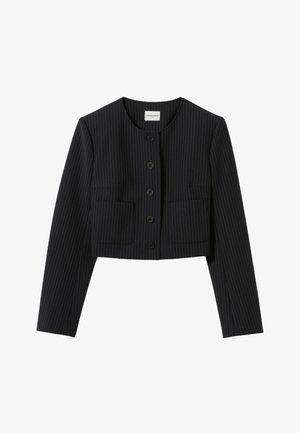 Chaqueta corta de rayas negras con mangas largas, escote redondo, seis botones en la parte delantera y dos bolsillos delanteros.
