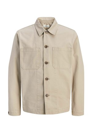 Beige canvasjack met een kraag, voorzien van twee voorzakken, een knoopsluiting en lange mouwen; minimalistisch ontwerp en structuur.