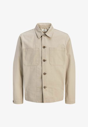 Beige canvasjack met een kraag, voorzien van twee voorzakken, een knoopsluiting en lange mouwen; minimalistisch ontwerp en structuur.