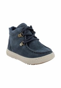 Stivaletti alla caviglia in suede blu navy per bambini, con suola in gomma beige chiaro, dotati di lacci e occhielli metallici per una chiusura sicura.