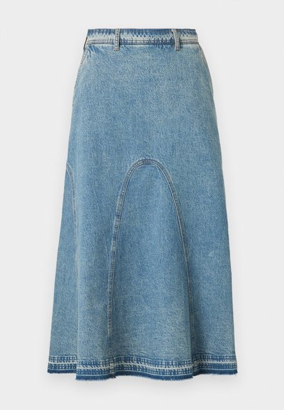 Τζιν φούστα σε ανοιχτό μπλε με φαρδιά γραμμή, διαθέτει ψηλή μέση, καμπυλωτές ραφές και τελείωμα με ωμό άκρο.