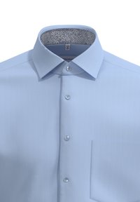 Camicia azzurro chiaro con collo strutturato, tessuto texturizzato e rivestimento a motivo all'interno del colletto. Include una tasca sul petto e bottoni.