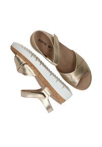 Gouden metallic sandalen met twee brede banden, een kurken tussenzool en een witte rubberen loopzool met textuurgroeven.