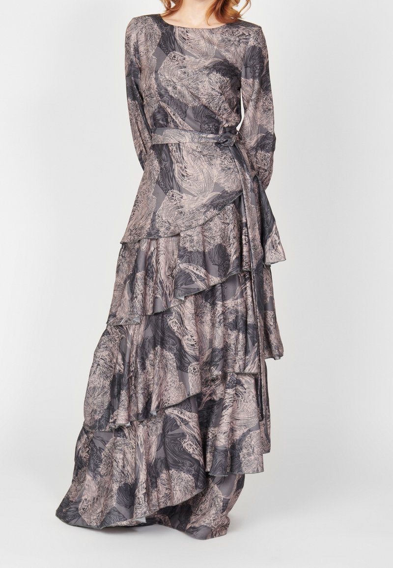 Robe à manches longues superposée avec un motif abstrait gris, noir et beige, dotée d'une ceinture asymétrique à la taille et d'une jupe à volants en cascade.