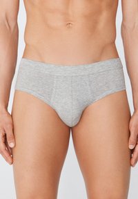 Šedé bavlněné slipy s hladkou, měkkou strukturou, nízkým pasem a minimalistickým designem bez viditelných vzorů nebo ozdob.