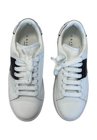 Sneaker bianche con lacci, dotate di una striscia laterale nera, realizzate in materiale di pelle liscia, punta arrotondata e suola in gomma texturizzata. Accentuate da dettagli con il logo.