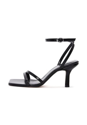 Sandal nero con tacco alto e punta quadrata, caratterizzato da due cinturini sottili, una cinghia alla caviglia con fibbia e una finitura lucida.