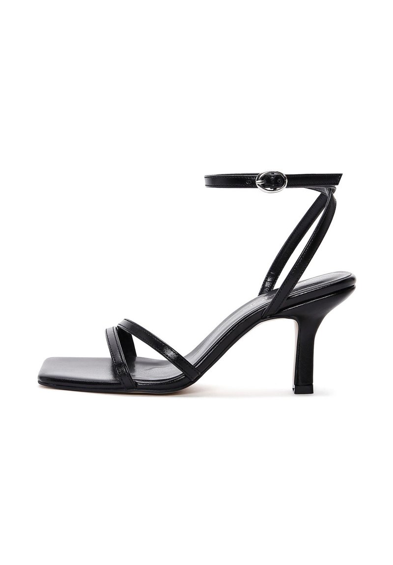Sandal nero con tacco alto e punta quadrata, caratterizzato da due cinturini sottili, una cinghia alla caviglia con fibbia e una finitura lucida.