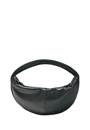 Schwarze, halbmondförmige Schultertasche aus Leder mit einem einzelnen dicken Riemen und Reißverschluss auf weißem Hintergrund.