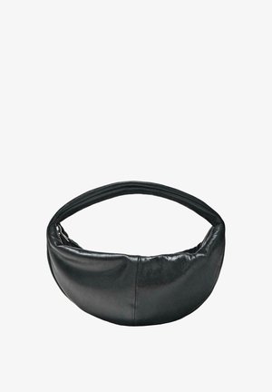 Borsa a tracolla in pelle nera a forma di mezzaluna con una tracolla spessa e chiusura con cerniera su sfondo bianco.