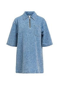 Polo en denim à manches courtes de couleur bleu clair, avec un col zippé, une poche poitrine et un tissu légèrement texturé.