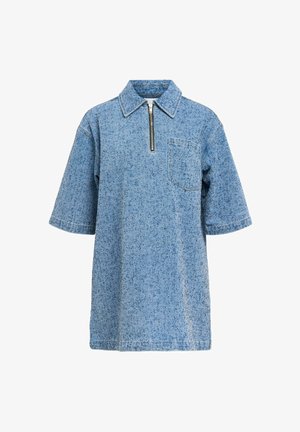 Jeans-Polohemd mit kurzen Ärmeln in Hellblau, mit einem Reißverschlusskragen, Brusttasche und leicht strukturierter Stoff.