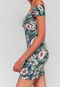 Sukienka z odkrytymi ramionami w kwiaty, w granatowym kolorze z różowymi i białymi flowers oraz zielonymi liśćmi. Dopasowany krój z krótkimi rękawami.