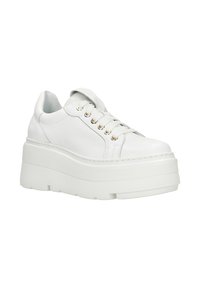 Sneaker platform in pelle bianca con suola spessa e testurizzata, allacciatura frontale, occhielli dorati e collo imbottito, vista angolata su sfondo bianco.