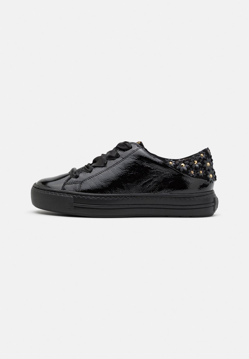 Sneaker in vernice nera con punta arrotondata, suola piatta e design con lacci. La parte posteriore presenta un materiale nero testurizzato e dettagli dorati.