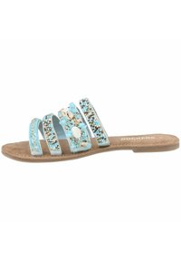 Lichtblauwe slipper sandalen met drie kraalbanden, voorzien van schelpenaccenten en een zacht bruine suède voetbed, ontworpen voor comfort.