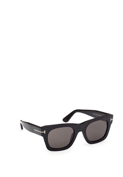 Czarne kwadratowe okulary przeciwsłoneczne z ciemnymi soczewkami. Gruba plastikowa oprawa z subtelnymi złotymi akcentami na zausznikach. Gładkie wykończenie z nowoczesnym designem.