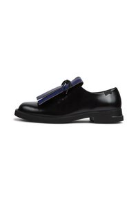 Černá kožená bota s kulatou špičkou, plochou podešví a dekorativním modrým třásním. Hladký povrch a minimalistický design s decentním detailem loga.