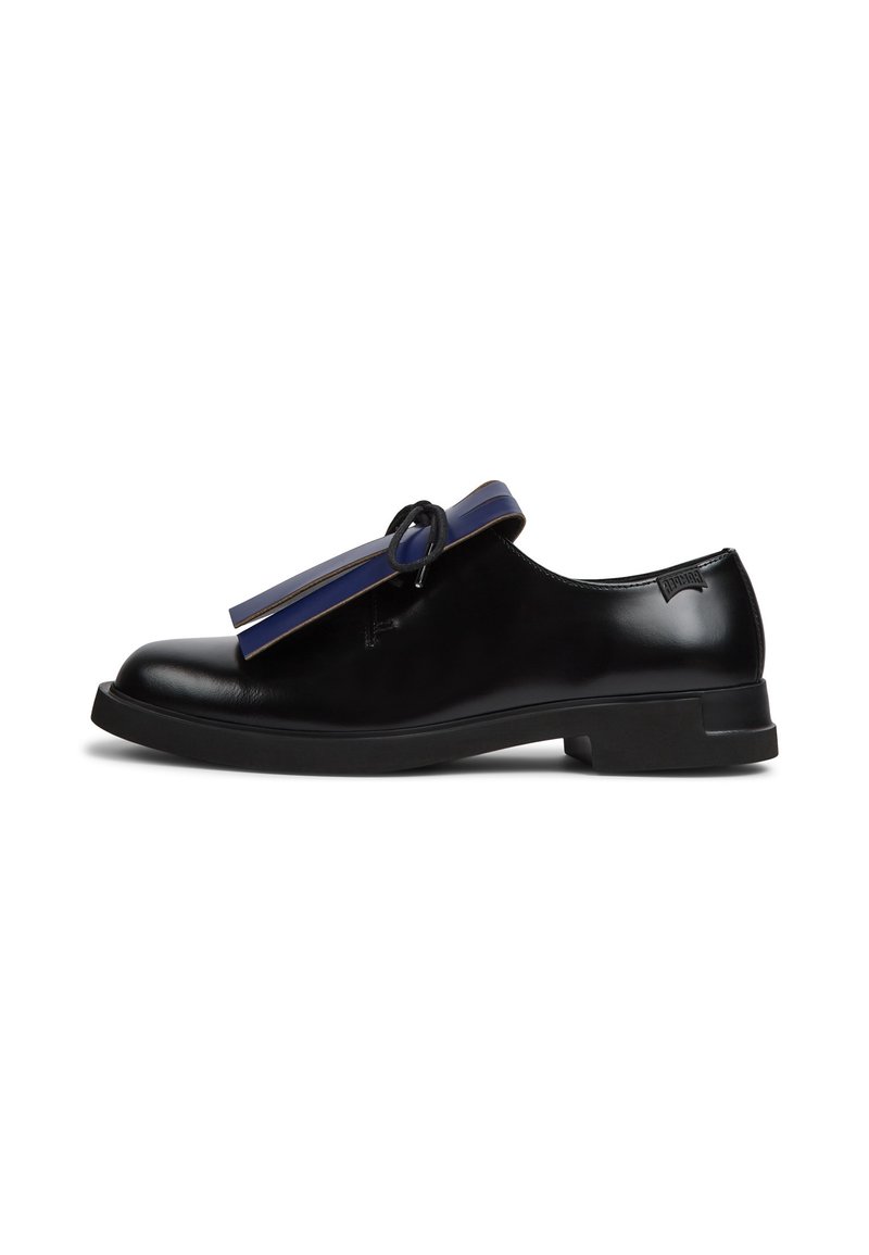 Černá kožená bota s kulatou špičkou, plochou podešví a dekorativním modrým třásním. Hladký povrch a minimalistický design s decentním detailem loga.