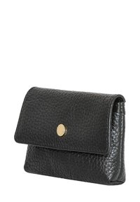 Czarny skórzany portfel o teksturowanym wykończeniu, z klapką składana oraz złotym zapięciem na zatrzask. Kompaktowy prostokątny kształt.