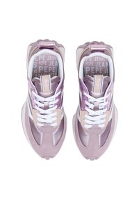 Svijetlo ljubičaste tenisice napravljene od kombinacije glatkih i teksturiranih materijala, sa bijelim vezicama, podignutim petama i suptilnim logotipom na jeziku.