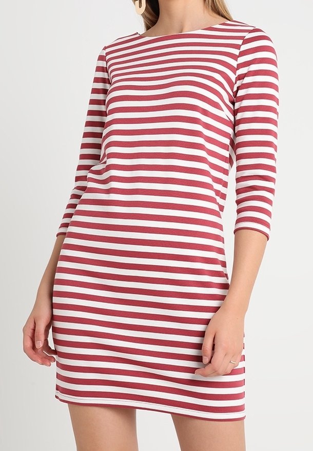 Vestido a rayas rojas y blancas con mangas tres cuartos, cuello redondo, forma ajustada y textura de tela suave y lisa.