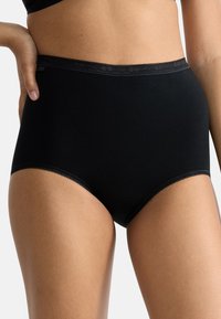 Czarne, majtki z wysokim stanem o gładkiej fakturze, z falbanką z koronki przy talii i otworach na nogi. Prosty, bezszwowy design.