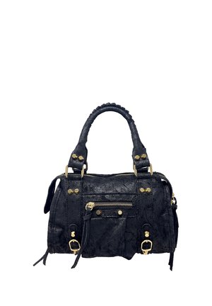 Borsa a mano in pelle nera con due manici, tasca frontale con zip, borchie e fibbie color oro e finitura testurizzata.