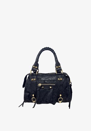 Borsa a mano in pelle nera con due manici, tasca frontale con zip, borchie e fibbie color oro e finitura testurizzata.