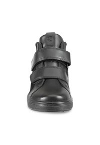 Scarpa in pelle nera con due cinghie in Velcro, punta arrotondata, superficie texturizzata e suola in gomma. Presenta un logo sulla linguetta.