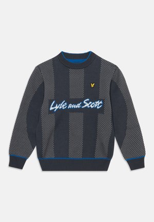 Pull en maille à carreaux gris foncé et noir avec "Lyle and Scott" en écriture bleue et blanche sur le devant et un petit logo d’oiseau jaune sur la poitrine.