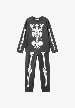 Sort pyjamasæt med lange ærmer, der har hvidt skelettryk på forsiden og benene, lavet af blødt stof med en afslappet pasform og ribbede manchetter.