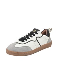 Sneaker low-top con tomaia in pelle bianca, dettagli in suede grigio, lacci neri e suola in gomma marrone con particolare texture.