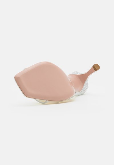 Zapato de tacón alto con una suela de charol rosa, detalles plateados y un upper texturizado y brillante. Presenta una puntera puntiaguda y una correa delgada.