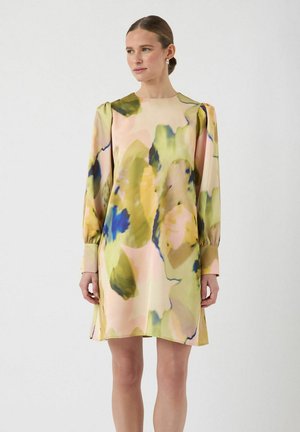 Langslাধীন jurk van lichtgewicht stof met een pastelbloemmotief in groene, gele en blauwe tinten. Rechte snit, boven de knie lengte.