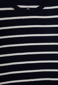 Marinblå och vitrandig T-shirt, kort ärm, rund nacke, tillverkad av mjuk bomull, med jämna horisontella ränder och en slät yta.