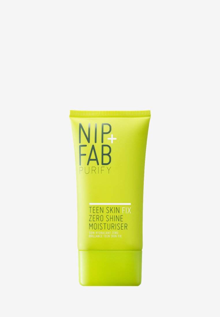 Groene plastic tube met een flip-top dop, gelabeld "NIP+FAB PURIFY TEEN SKIN FIX ZERO SHINE MOISTURISER," met een gladde textuur.