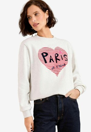 Felpa grigia con un design a forma di cuore a righe rosse e bianche che presenta la scritta "PARIS" in lettere nere in grassetto. Maniche lunghe e vestibilità rilassata.