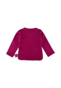 Maglietta fucsia a maniche lunghe realizzata in tessuto morbido, con scollatura rotonda e una tasca laterale con un dettaglio di fiocco decorativo.