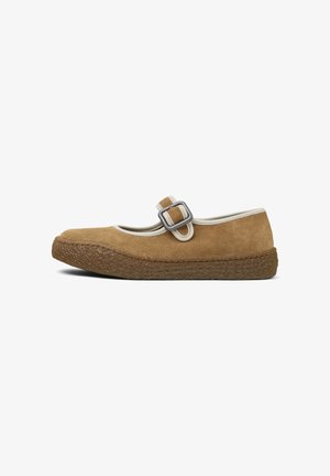 Braunes Veloursleder-Mary-Jane-Schuh mit runder Spitze, weißem Besatz und einer dekorativen Schnalle. Rutschfeste Gummisohle bietet Grip.