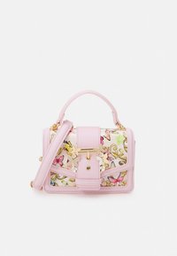 Sac à main en cuir rose avec imprimé floral et papillons, ferrures dorées, poignée supérieure, bandoulière amovible et accents décoratifs.