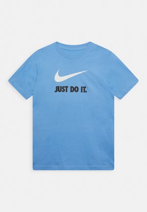 Jasnoniebieska koszulka z krótkim rękawem, z białym logo Nike Swoosh i czarnym napisem "JUST DO IT." na środku z przodu.