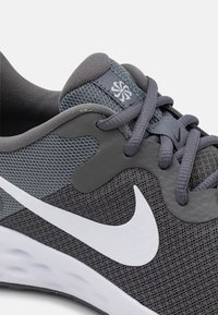 Nike Performance Obuwie do biegania treningowe