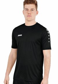 Schwarzes Sport-T-Shirt aus glattem Stoff. Mit dem weißen "JAKO"-Logo auf der Vorderseite und sechs grauen Akzenten auf dem rechten Ärmel.