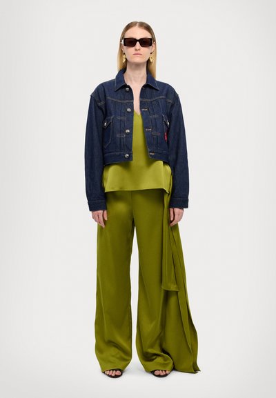 Jeansjakke med kort lengde, mørkeblå, med sølvknapper; lagdelt olivengrønn topp og vide bukser, glatt tekstur, løs passform, sidefolddetalj.