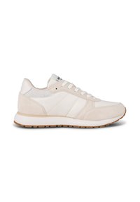 Helle beige Sneakers aus Wildleder und Mesh, mit einer strukturierten Ferse, weißen Schnürsenkeln und einer beigen Gummisohle mit einem strukturierten Muster.
