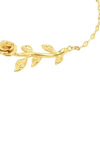 Colgante de oro en forma de rosa con hojas detalladas, sobre una cadena delicada, contra un fondo blanco.