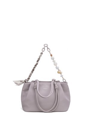 Sac à main violet clair avec double poignée, bandoulière décorative en chaîne avec perles, et un petit foulard attaché sur un côté.