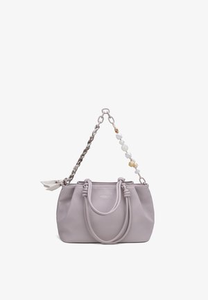 Hellviolette Handtasche mit doppelten Griffen, dekorativem Kettenriemen mit Perlen und einem kleinen Schal, der an einer Seite gebunden ist.